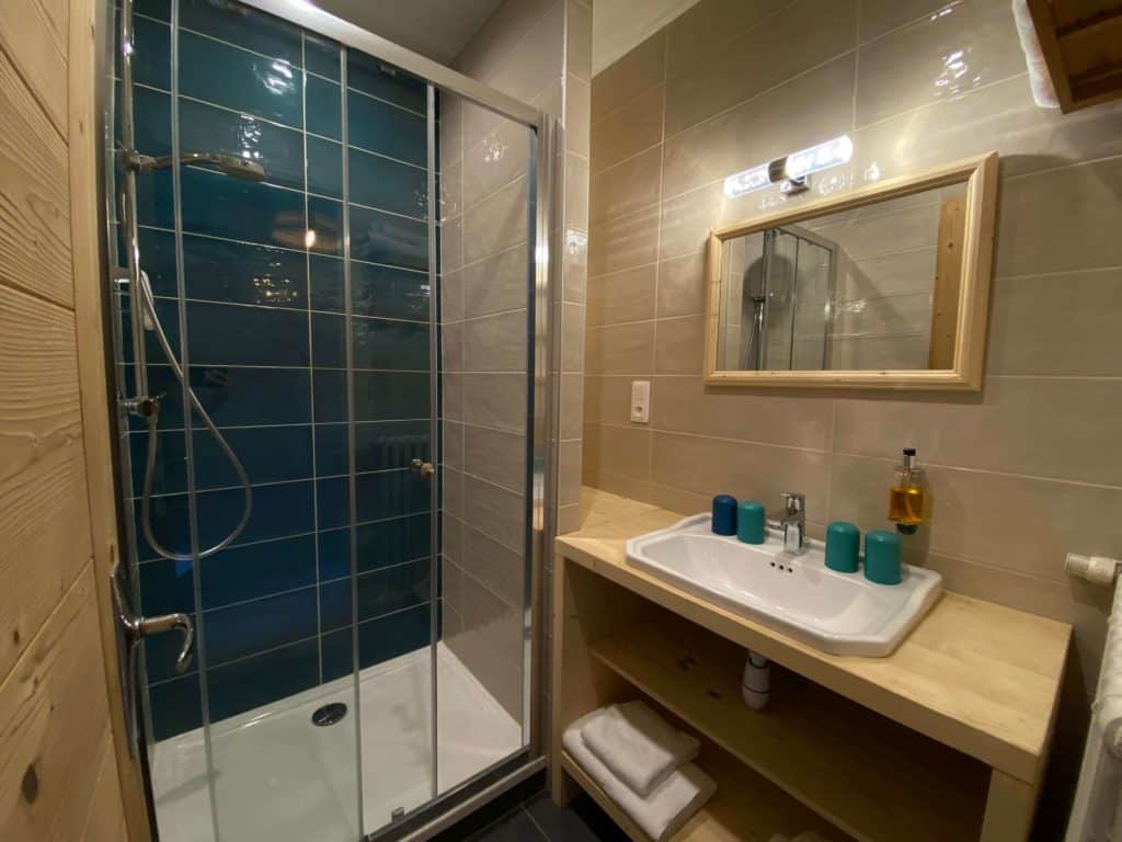 comfort quadruple room bathroom