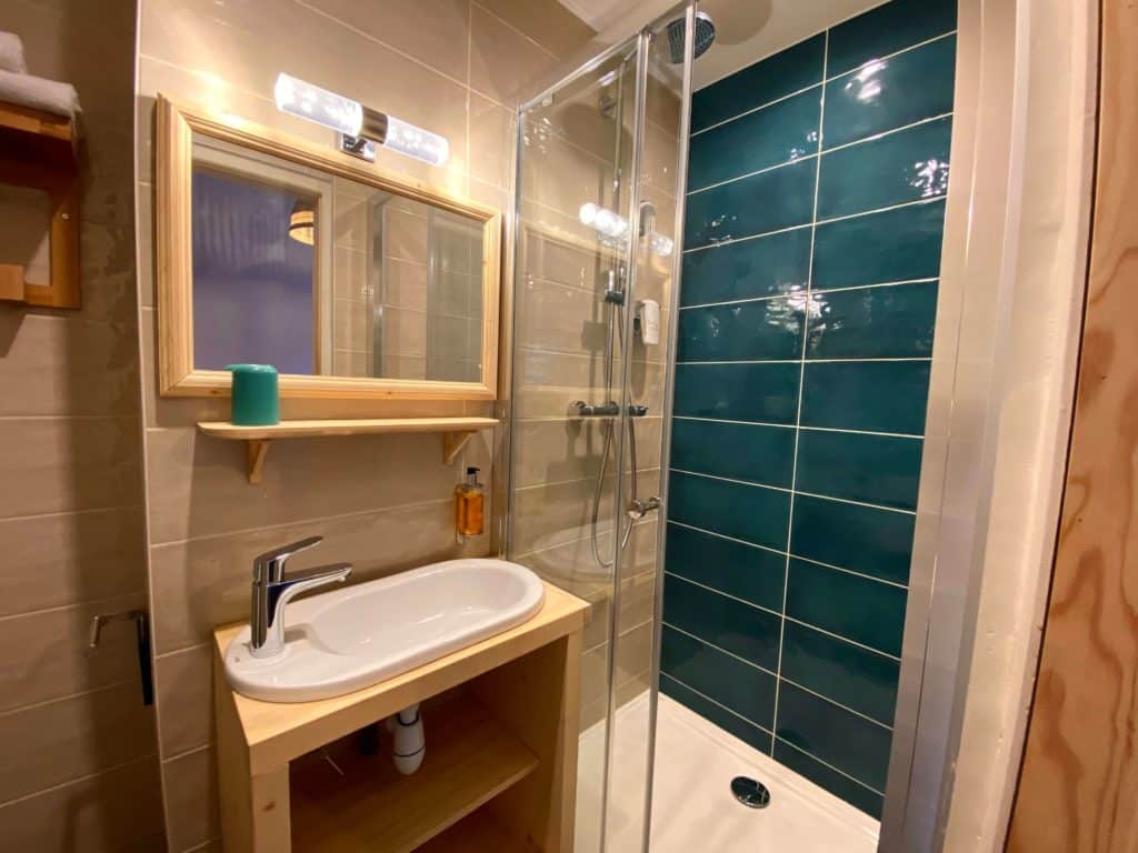 superior single room bathroom